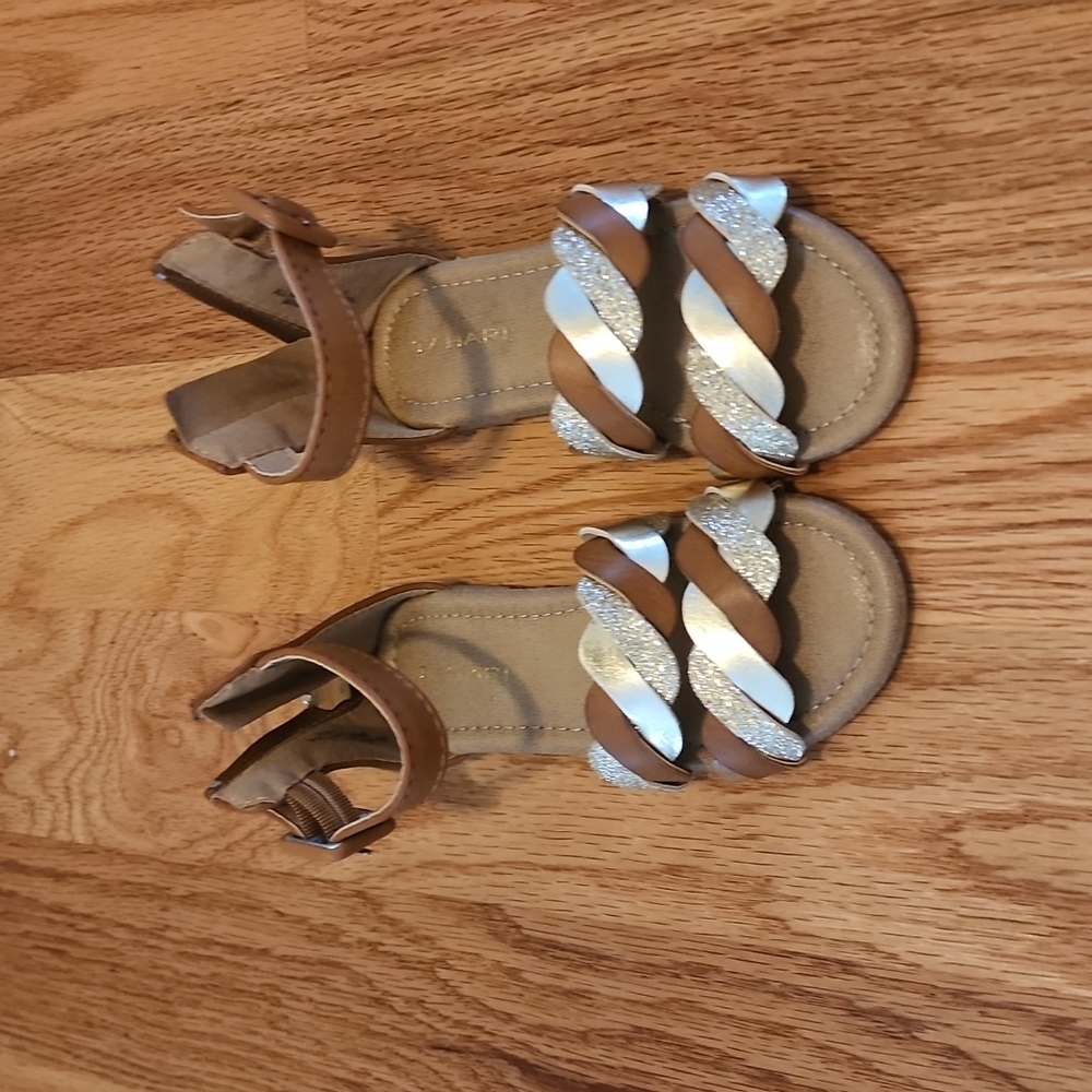 Tahari sandals